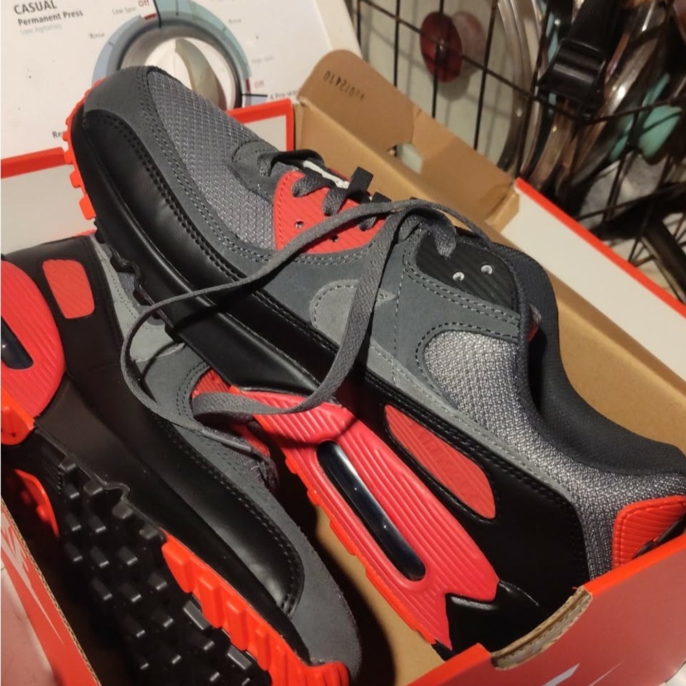 Nike Men's Black and Red Athletic Shoes